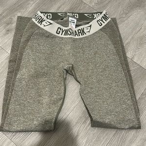 Gym shark leggings